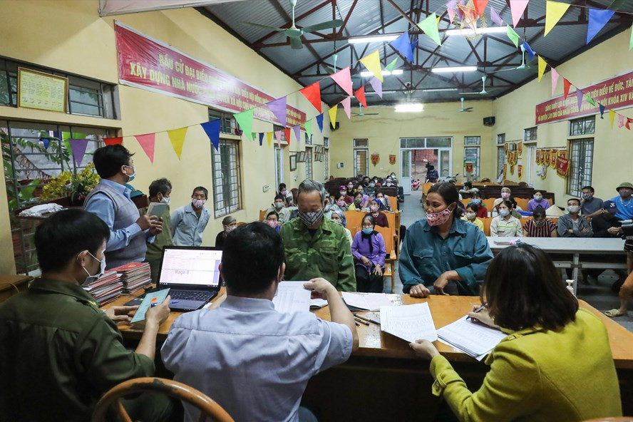 Hỗ trợ người dân xã Sơn Lôi, huyện Bình Xuyên (Vĩnh Phúc) sau khi kết thúc 21 ngày phong toả dập dịch COVID-19. Ảnh: sơn tùng Hỗ trợ người dân xã Sơn Lôi, huyện Bình Xuyên (Vĩnh Phúc) sau khi kết thúc 21 ngày phong toả dập dịch COVID-19. Ảnh: sơn tùng