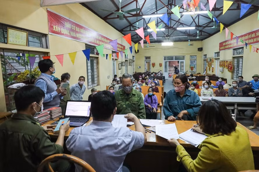 Hỗ trợ người dân xã Sơn Lôi, huyện Bình Xuyên (Vĩnh Phúc) sau khi kết thúc 21 ngày phong toả dập dịch COVID-19. Ảnh: sơn tùng