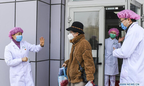 Người bệnh COVID-19 ở Hồ Bắc ra viện - Ảnh: GLOBAL TIMES