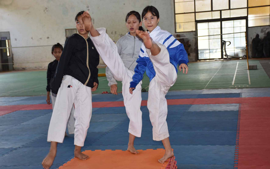 Vận động viên Võ Nhật Hà Tiên (áo khoác xanh) đang tập luyện cùng đồng đội. Ảnh: Hà Phương