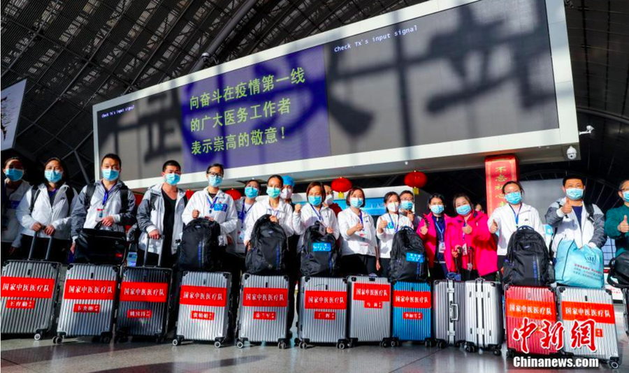Tại đại sảnh của ga xe lửa Vũ Hán, một đội nhân viên y tế đến từ tỉnh Hà Nam chuẩn bị rời Vũ Hán sau khi hoàn thành nhiệm vụ - Ảnh: Chinanews
