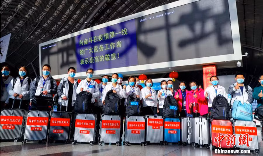 Tại đại sảnh của ga xe lửa Vũ Hán, một đội nhân viên y tế đến từ tỉnh Hà Nam chuẩn bị rời Vũ Hán sau khi hoàn thành nhiệm vụ - Ảnh: Chinanews