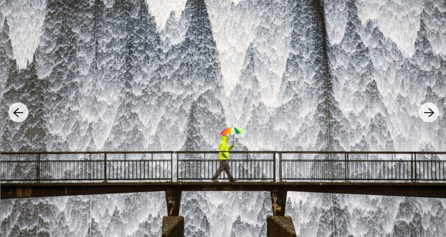 Nước đổ xuống bức tường của con đập ở hồ chứa nước Wet Sleddale sau cơn mưa lớn do bão Dennis ở Cumbria, Anh. Ảnh: Zuma Press. Nước đổ xuống bức tường của con đập ở hồ chứa nước Wet Sleddale sau cơn mưa lớn do bão Dennis ở Cumbria, Anh. Ảnh: Zuma Press.