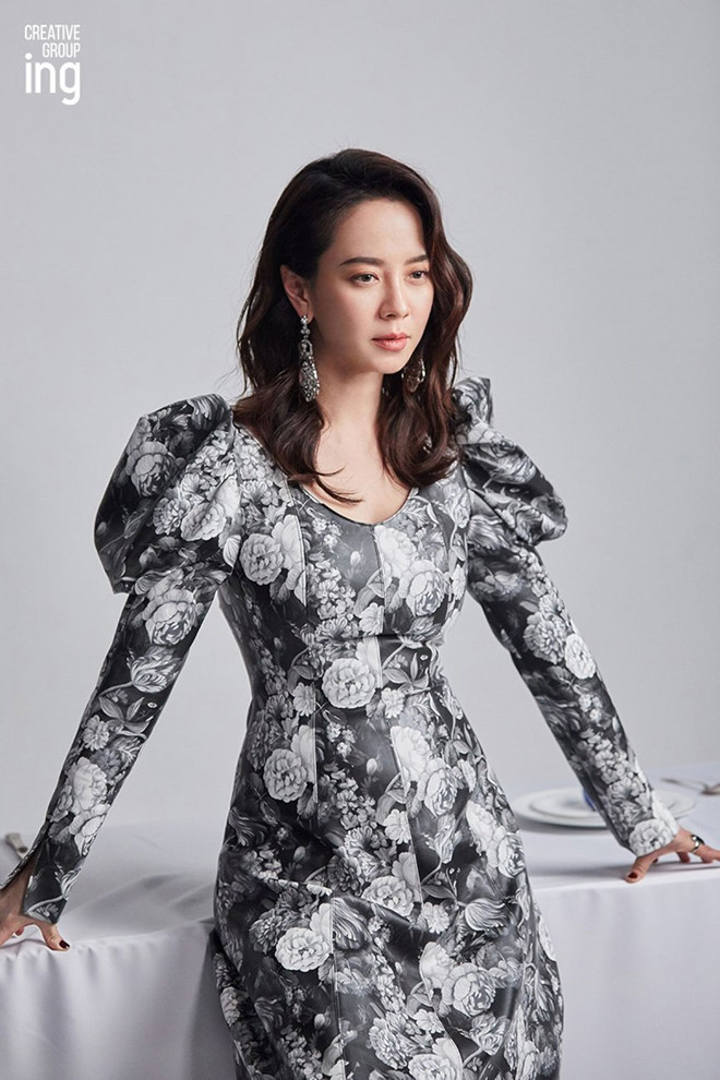 Về chuyện tình cảm, Song Ji Hyo chỉ công khai mối quan hệ với CEO Baek Chang Soo của C-Jes, tuy nhiên, tháng 7.2016 nữ diễn viên cá tính đã tuyên bố hủy hợp đồng với công ty, đồng thời xác nhận chia tay bạn trai.