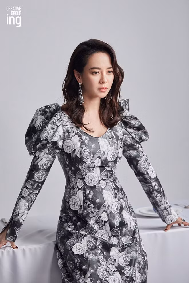 Về chuyện tình cảm, Song Ji Hyo chỉ công khai mối quan hệ với CEO Baek Chang Soo của C-Jes, tuy nhiên, tháng 7.2016 nữ diễn viên cá tính đã tuyên bố hủy hợp đồng với công ty, đồng thời xác nhận chia tay bạn trai.