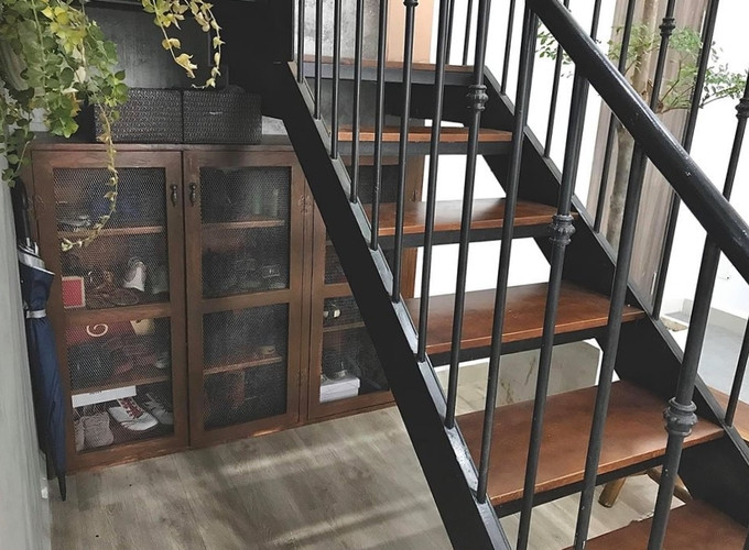 Chạn bát cũ nay trở thành tủ giầy của gia đình, để dưới cầu thang để tiết kiệm diện tích. Chạn bát cũ nay trở thành tủ giầy của gia đình, để dưới cầu thang để tiết kiệm diện tích.