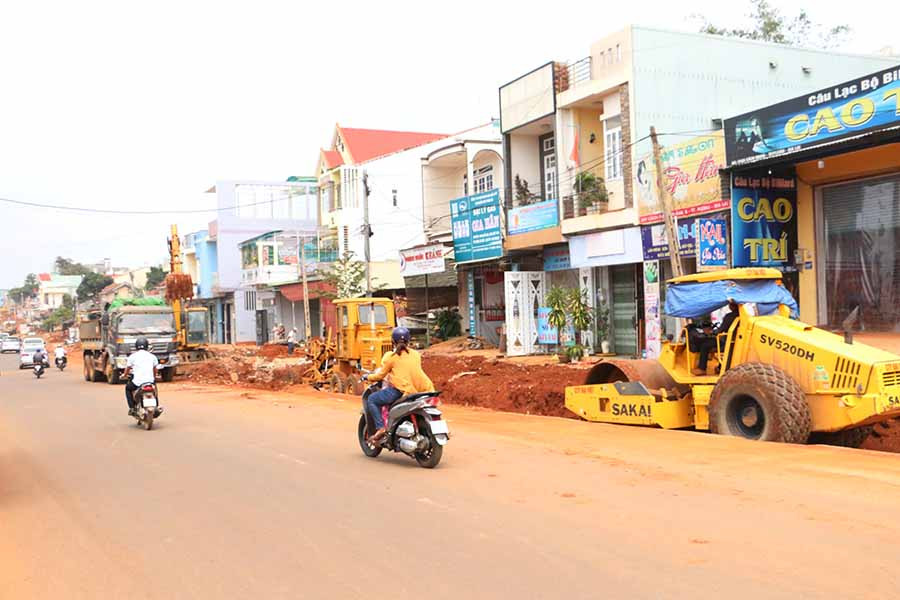 Các phương tiện máy móc được huy động tối đa để đây nhanh tiến độ thi công đường Cách Mạng Tháng Tám. Ảnh: Tấn Sang Các phương tiện máy móc được huy động tối đa để đây nhanh tiến độ thi công đường Cách Mạng Tháng Tám. Ảnh: T.S
