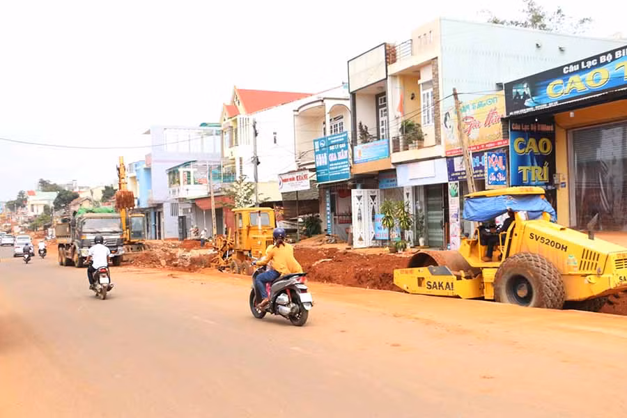 Các phương tiện máy móc được huy động tối đa để đây nhanh tiến độ thi công đường Cách Mạng Tháng Tám. Ảnh: T.S
