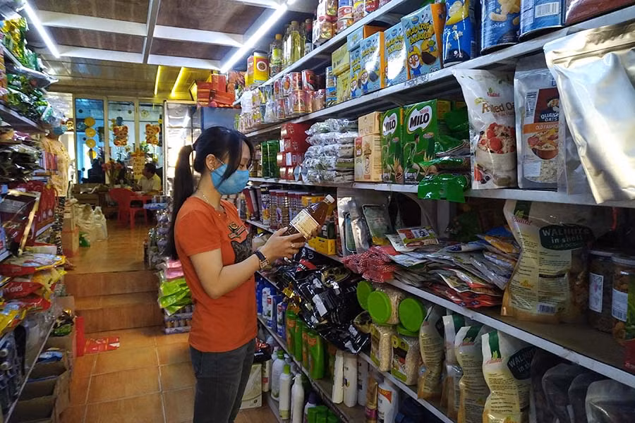  Mật ong là thực phẩm được nhiều khách hàng lựa chọn sử dụng để tăng cường sức khỏe trong mùa dịch. Ảnh: S.C