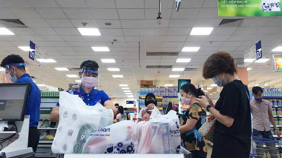 Bà Châu Hoàng Thy-Phó Giám đốc Siêu thị Co.op Mart Pleiku khuyến cáo: "Hàng hóa dồi dào, người dân cứ mua sắm với số lượng vừa phải, đủ dùng, không nên mua hàng tích trữ với số lượng lớn nhằm tránh việc sử dụng không kịp sẽ bị hết hạn, và nếu bảo quản không tốt dễ dẫn đến hư hỏng, khi sử dụng sẽ nguy hại đến sức khỏe". Ảnh: Vũ Thảo Bà Thy khuyến cáo: