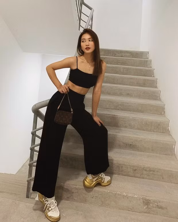 Khả Ngân ưu ái túi xách và giày của Louis Vuitton, nâng tầm bộ cánh tuyền đen. Phép cộng crop top và quần ống rộng cạp cao vừa giúp cô nàng để lộ vai trần vừa tôn vòng eo săn chắc.