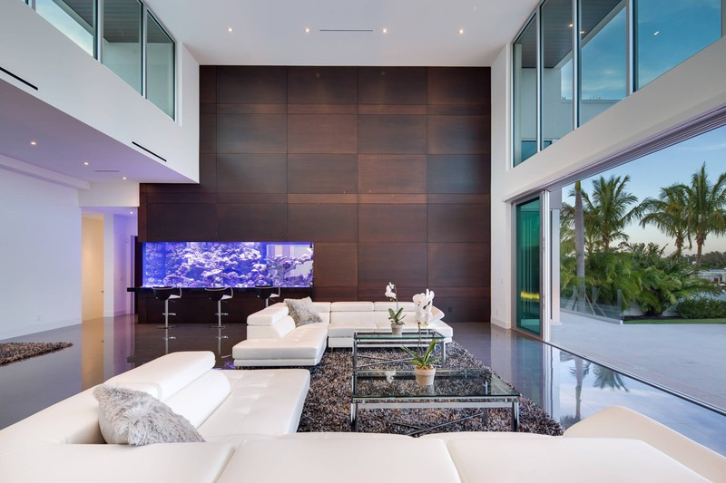 Một hồ cá được chiếu sáng thêm một chút màu sắc rực rỡ, xua tan cảm giác nhàm chán cho không gian trung tính. Một hồ cá được chiếu sáng thêm một chút màu sắc rực rỡ, xua tan cảm giác nhàm chán cho không gian trung tính.