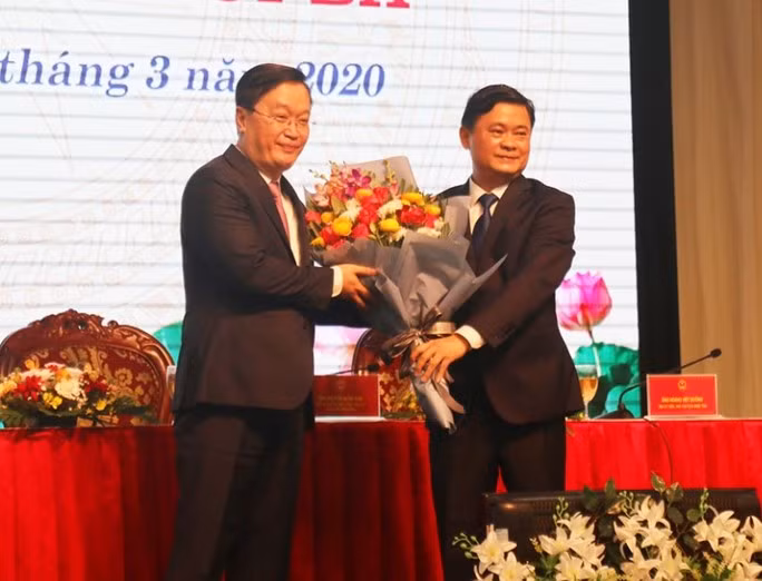 Ông Nguyễn Đức Trung (bên trái) được bầu làm Chủ tịch UBND tỉnh Nghệ An