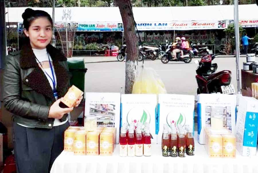 Sản phẩm tinh bột nghệ đỏ Agila, viên tinh nghệ đỏ-mật ong-sữa ong chúa Agila của Công ty TNHH Nhất Nông Gia Lai (huyện Chư Pưh) đạt chứng nhận 3 sao OCOP cấp tỉnh năm 2019.