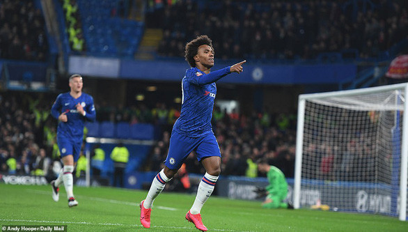 Willian ăn mừng bàn mở tỉ số cho Chelsea - Ảnh: DAILY MAIL