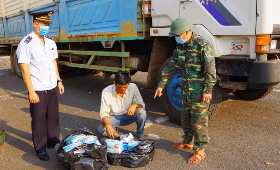 Số hàng hòa và phương tiện đang bị lực lượng chức năng tạm giữ. Ảnh: Anh Huy 