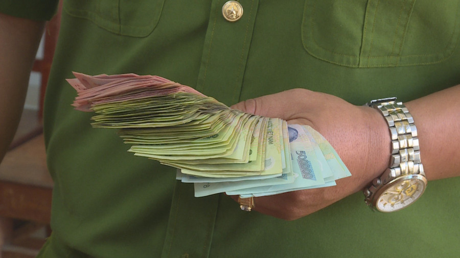 Số tiền tang vật mà cơ quan công an thu giữ. Ảnh: LX Số tiền tang vật mà cơ quan công an thu giữ. Ảnh: LX