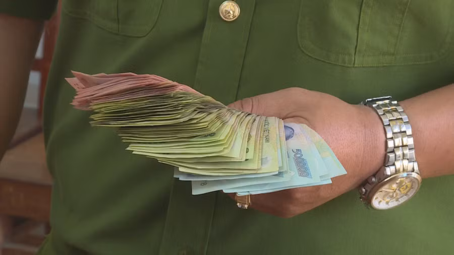 Số tiền tang vật mà cơ quan công an thu giữ. Ảnh: LX Số tiền tang vật mà cơ quan công an thu giữ. Ảnh: LX