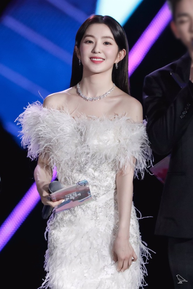 Làn da trắng cùng đôi vai thon thả cũng giúp Irene được mệnh danh là thiên thần của nhóm Red Velvet. Ảnh: ST.  Làn da trắng cùng đôi vai thon thả cũng giúp Irene được mệnh danh là thiên thần của nhóm Red Velvet. Ảnh: ST.