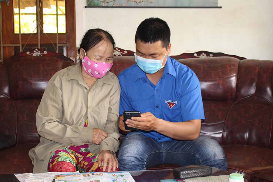 Đoàn viên phường Thống Nhất (TP. Pleiku) giúp người dân khai báo thông tin y tế. Ảnh: P.L  Đoàn viên phường Thống Nhất (TP. Pleiku) giúp người dân khai báo thông tin y tế. Ảnh: P.L