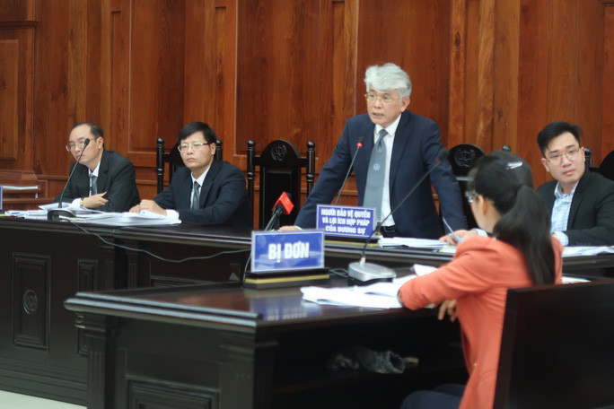 Luật sư phía Grab (đứng) phát biểu tại tòa Luật sư phía Grab (đứng) phát biểu tại tòa