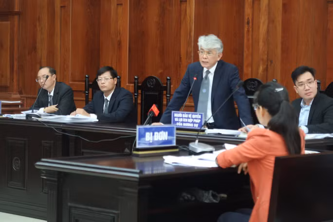 Luật sư phía Grab (đứng) phát biểu tại tòa