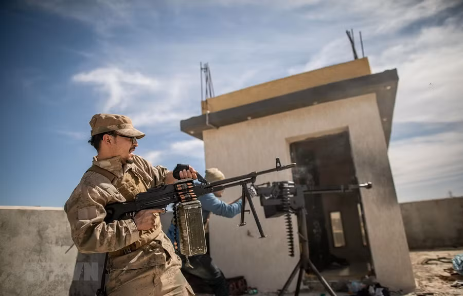  Binh sỹ Chính phủ Đoàn kết dân tộc Libya (GNA) xung đột với lực lượng Quân đội miền Đông Libya (LNA) tại mặt trận Ain Zara ở Tripoli ngày 13/3/2020. (Ảnh: THX/TTXVN)