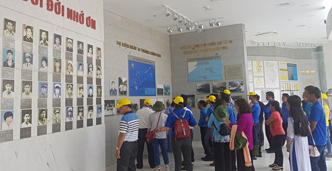 Du khách thăm khu trưng bày hiện vật của liệt sĩ Gạc Ma/ Ảnh: Nguyễn Chung