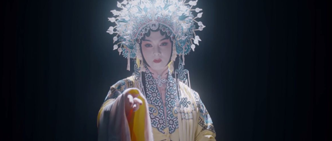 Được biết, trước khi tham gia Bên tóc mai không phải hải đường hồng, Doãn Chính đã phải theo học kinh kịch trong hơn 1 tháng. Tuy nhiên, nhờ việc từng tốt nghiệp ngành Thanh nhạc chính quy tại Trường Đại học Âm nhạc Tinh Hải, có kinh nghiệm nhảy hiện đại và múa cũng từng đóng kịch, nên tài tử 34 tuổi có thể truyền tải được tinh túy nghệ thuật kinh kịch khi hóa thân thành Thương Tế Nhị. ẢNH: CẮT TỪ PHIM