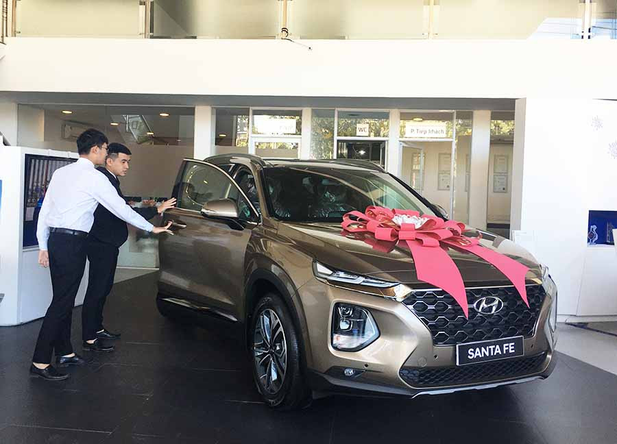 Nhân viên tư vấn xe cho khách hàng. Ảnh: Thảo Nguyên