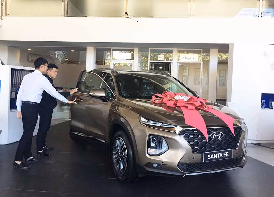 Nhân viên tư vấn xe cho khách hàng. Ảnh: Thảo Nguyên