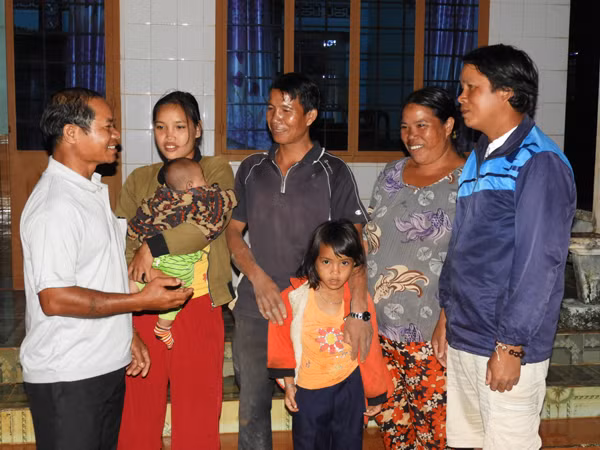 Tuyên truyền xây dựng nông thôn mới tại làng Nhao 1 (xã Ia Kênh). Ảnh: T.N