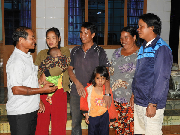 Tuyên truyền xây dựng nông thôn mới tại làng Nhao 1 (xã Ia Kênh). Ảnh: T.N