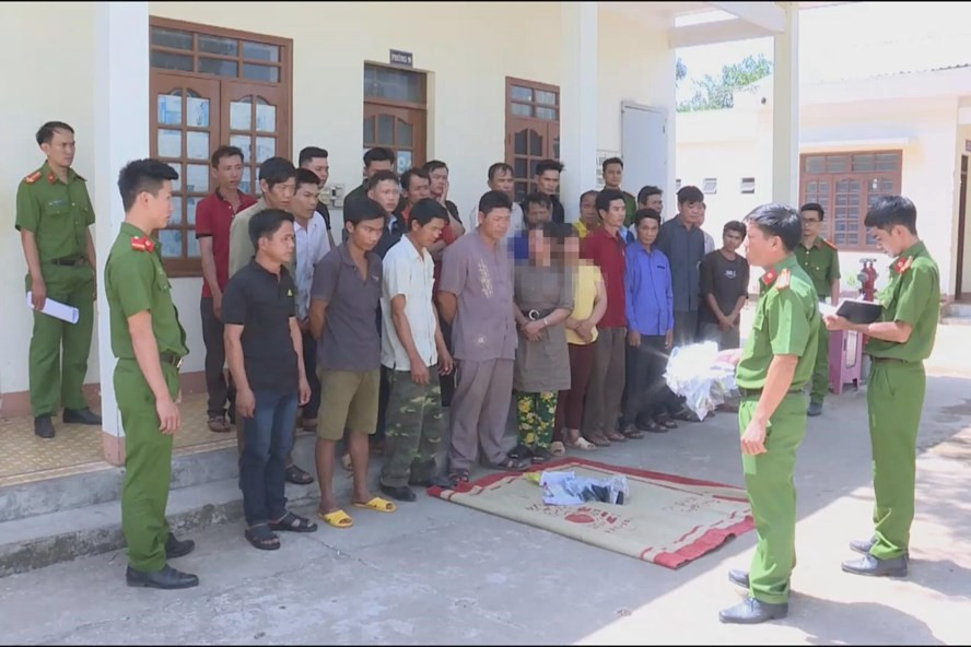 Các đối tượng bị cơ quan công an bắt giữ. Ảnh: LX  Các đối tượng bị cơ quan công an bắt giữ. Ảnh: LX