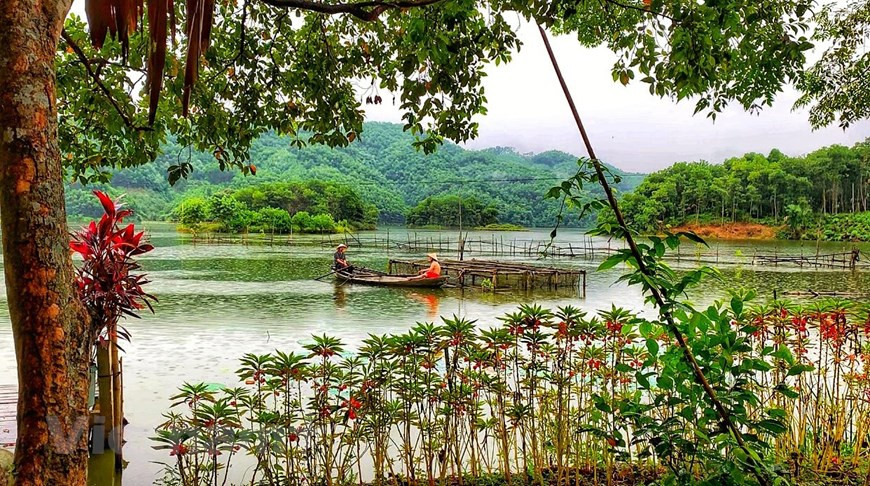 Những bàn chân du lịch còn chưa đặt đến nhiều nên đầm Vân Hội vẫn giữ được vẻ hoang sơ, bình yên, tĩnh lặng với dăm ba mái chèo khua bóng nước. (Ảnh: Xuân Mai/Vietnam+) Những bàn chân du lịch còn chưa đặt đến nhiều nên đầm Vân Hội vẫn giữ được vẻ hoang sơ, bình yên, tĩnh lặng với dăm ba mái chèo khua bóng nước. (Ảnh: Xuân Mai/Vietnam+)