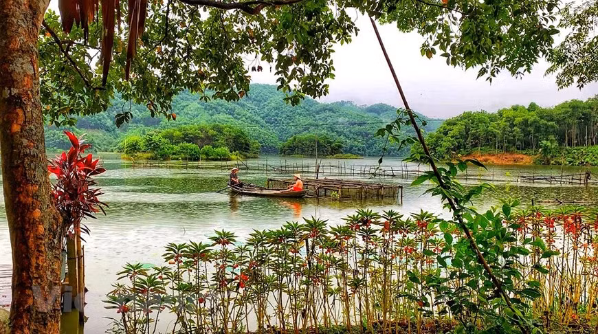 Những bàn chân du lịch còn chưa đặt đến nhiều nên đầm Vân Hội vẫn giữ được vẻ hoang sơ, bình yên, tĩnh lặng với dăm ba mái chèo khua bóng nước. (Ảnh: Xuân Mai/Vietnam+)