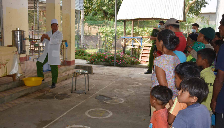 Cán bộ Công an Trại giam Gia Trung hướng dẫn bà con cách rửa tay bằng xà phòng. Ảnh: Hà Phương