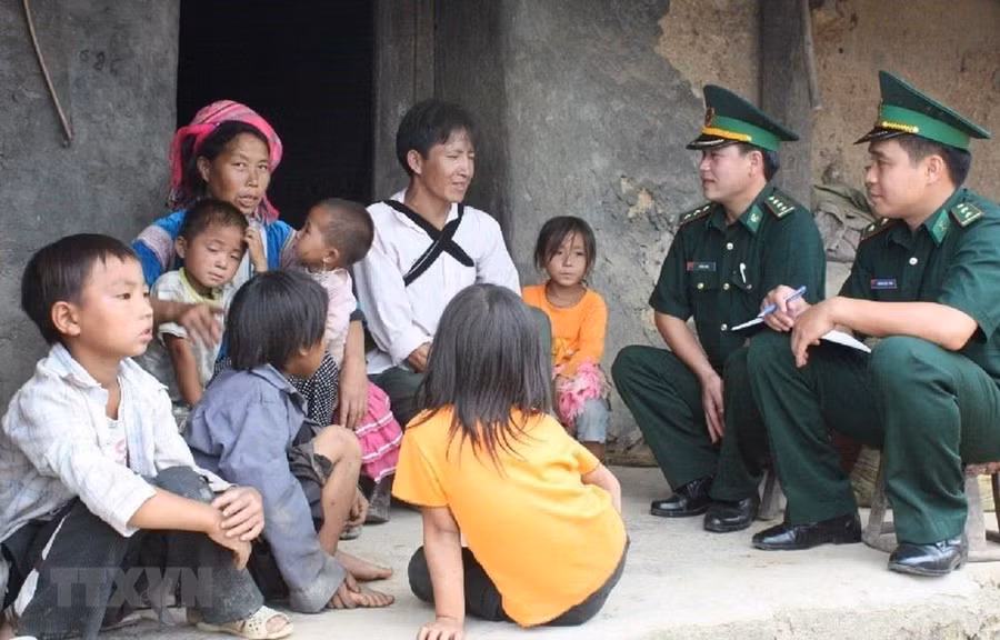 Bộ đội biên phòng Lai Châu tuyên truyền, phổ biến, giáo dục pháp luật tới người dân xã biên giới Dào San, huyện Phong Thổ. (Ảnh: Nguyễn Công Hải/TTXVN)