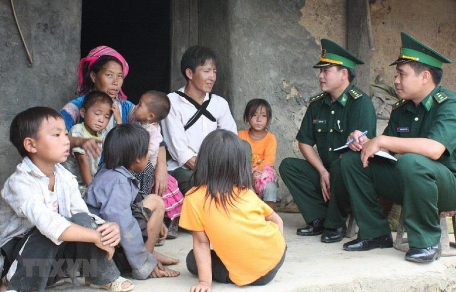 Bộ đội biên phòng Lai Châu tuyên truyền, phổ biến, giáo dục pháp luật tới người dân xã biên giới Dào San, huyện Phong Thổ. (Ảnh: Nguyễn Công Hải/TTXVN) Bộ đội biên phòng Lai Châu tuyên truyền, phổ biến, giáo dục pháp luật tới người dân xã biên giới Dào San, huyện Phong Thổ. (Ảnh: Nguyễn Công Hải/TTXVN)