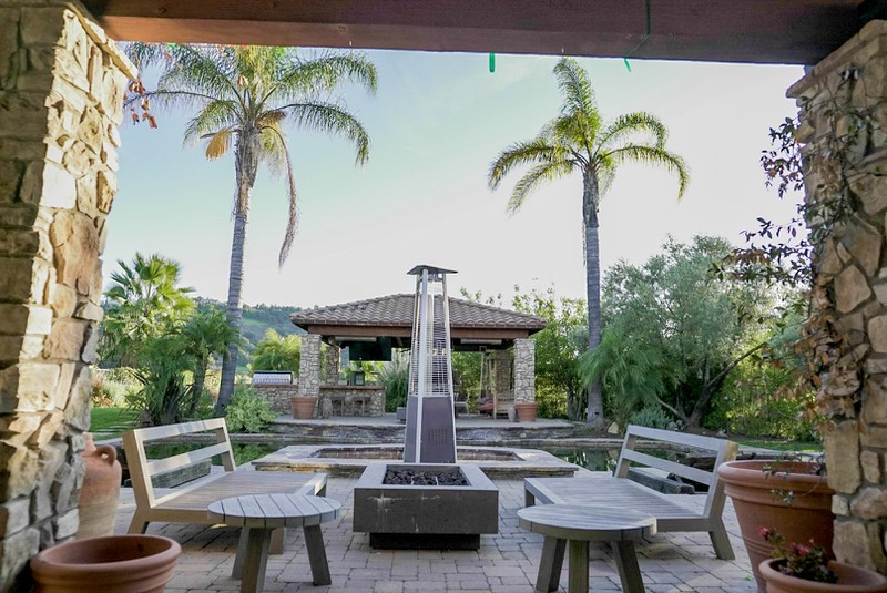 Không gian bên ngoài giúp cô tận hưởng khí trời và là nơi giao lưu cùng những người bạn đến chơi nhà. Không gian bên ngoài giúp cô tận hưởng khí trời và là nơi giao lưu cùng những người bạn đến chơi nhà.