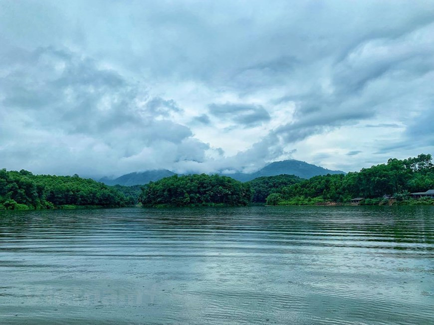 Đầm Vân Hội được các dòng suối lớn như: Ngòi Vần, ngòi Lĩnh, ngòi Chanh, ngòi Hạ... dồn nước từ các khu rừng nguyên sinh về làm đầy, diện tích lên tới 410 ha nước mặt với trên 40 đảo lớn, nhỏ bốn mùa cây cối tốt tươi. (Ảnh: Xuân Mai/Vietnam+) Đầm Vân Hội được các dòng suối lớn như: Ngòi Vần, ngòi Lĩnh, ngòi Chanh, ngòi Hạ... dồn nước từ các khu rừng nguyên sinh về làm đầy, diện tích lên tới 410 ha nước mặt với trên 40 đảo lớn, nhỏ bốn mùa cây cối tốt tươi. (Ảnh: Xuân Mai/Vietnam+)