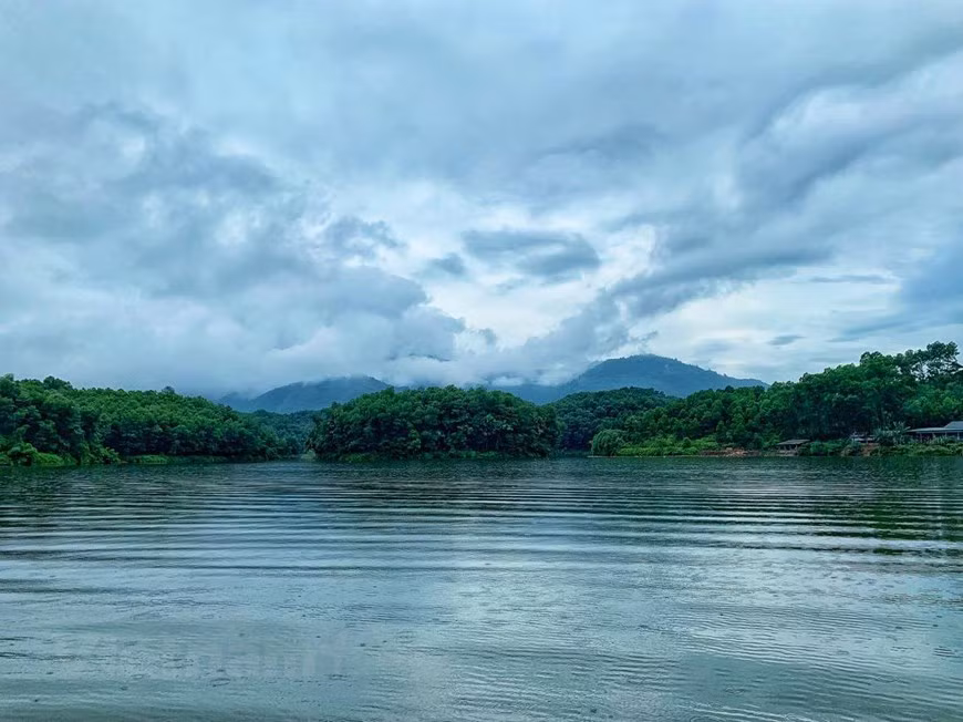 Đầm Vân Hội được các dòng suối lớn như: Ngòi Vần, ngòi Lĩnh, ngòi Chanh, ngòi Hạ... dồn nước từ các khu rừng nguyên sinh về làm đầy, diện tích lên tới 410 ha nước mặt với trên 40 đảo lớn, nhỏ bốn mùa cây cối tốt tươi. (Ảnh: Xuân Mai/Vietnam+)