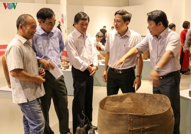 Khách tham quan tại khu trưng bày “Dấu ấn thời gian”