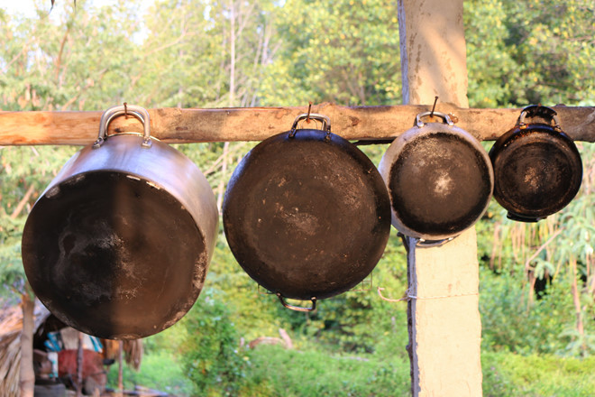 Các xoong, nồi ở rừng đều ám lọ. Người dân chủ yếu dùng cà ràng để nấu ăn. Ảnh: Phạm Thu Ngân