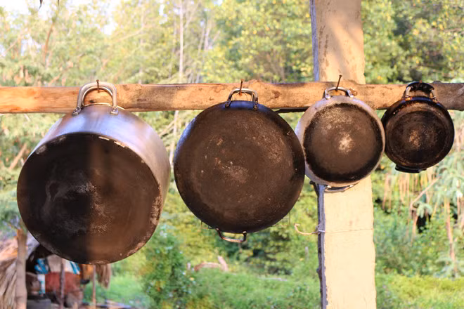 Các xoong, nồi ở rừng đều ám lọ. Người dân chủ yếu dùng cà ràng để nấu ăn. Ảnh: Phạm Thu Ngân