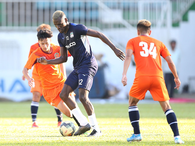 Tiền vệ Kelly Kester là 