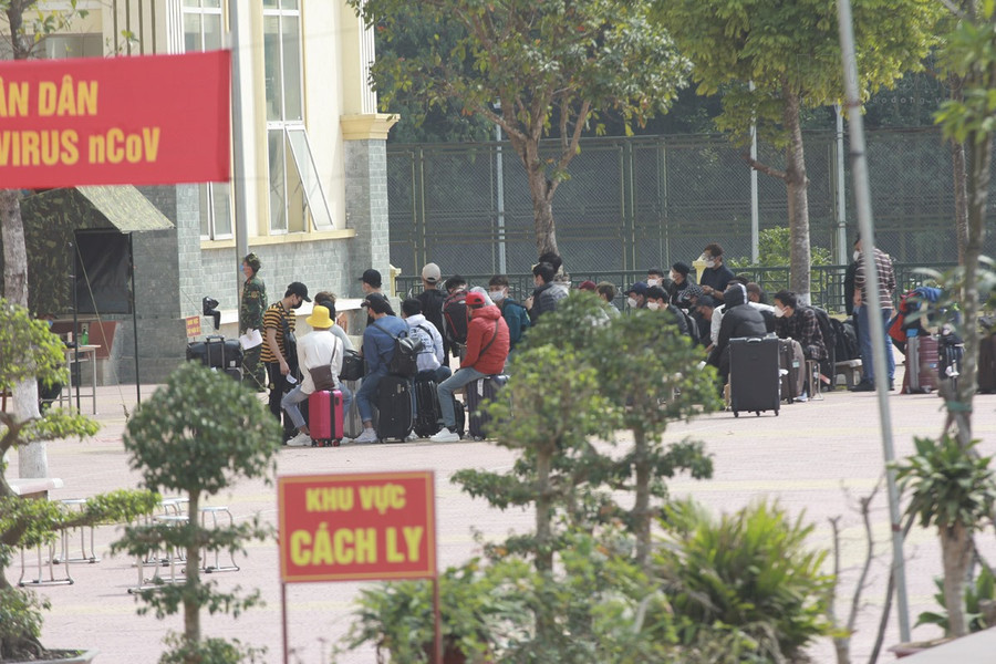 Người dân trong khu cách ly tại Trường Quân sự - Bộ Tư lệnh Thủ đô Hà Nội. Ảnh T.Vương