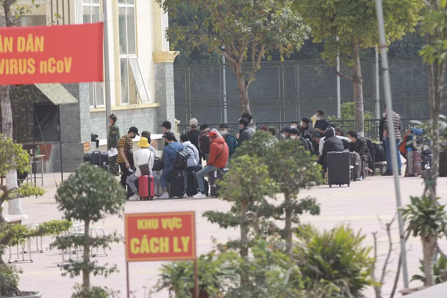 Người dân trong khu cách ly tại Trường Quân sự - Bộ Tư lệnh Thủ đô Hà Nội. Ảnh T.Vương