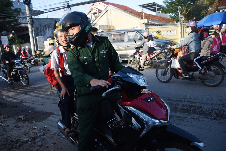 Mỗi ngày, các chiến sĩ ở Đồn Biên phòng Tuy Hòa thay phiên nhau đưa đón Thanh đến trường và về đơn vị như con em trong gia đình - Ảnh: LÂM THIÊN