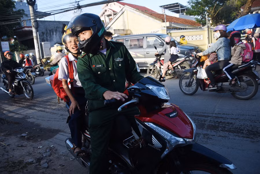Mỗi ngày, các chiến sĩ ở Đồn Biên phòng Tuy Hòa thay phiên nhau đưa đón Thanh đến trường và về đơn vị như con em trong gia đình - Ảnh: LÂM THIÊN